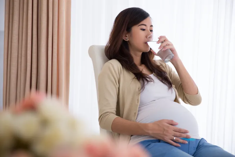Minum air putih dapat membantu mengurangi gejala kaki bengkak pada ibu hamil. 
